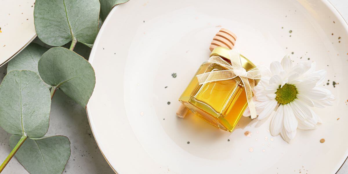 2 oz honey favor on plate with daisy